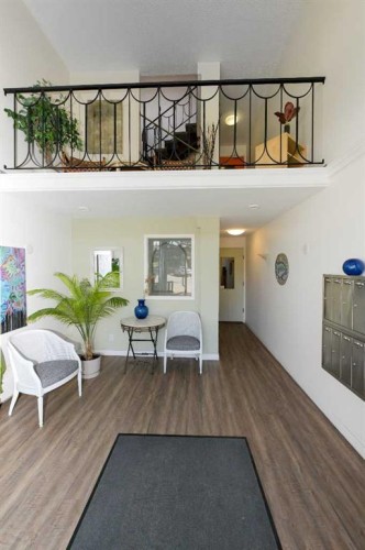 303-524 Cedar Crescent Sw, Calgary, AB - Indoor Photo Showing Other Room