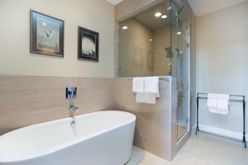 136 43 Avenue Nw, Calgary, AB - Indoor Photo Showing Bathroom