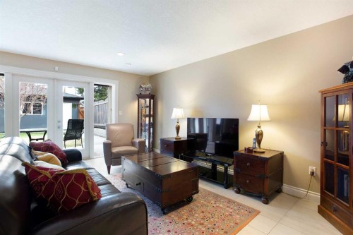 136 43 Avenue Nw, Calgary, AB - Indoor Photo Showing Living Room