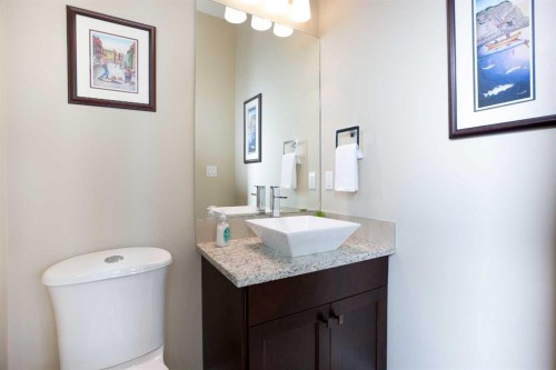 136 43 Avenue Nw, Calgary, AB - Indoor Photo Showing Bathroom