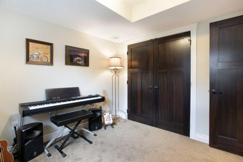 136 43 Avenue Nw, Calgary, AB - Indoor Photo Showing Other Room