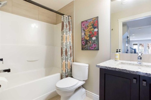 136 43 Avenue Nw, Calgary, AB - Indoor Photo Showing Bathroom