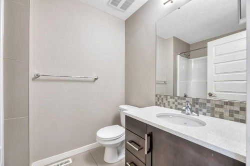 29 Aspen Summit Point Sw, Calgary, AB - Indoor Photo Showing Bathroom