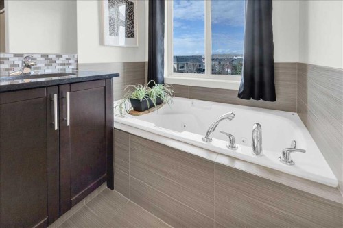 142 Fireside Bend, Cochrane, AB - Indoor Photo Showing Bathroom
