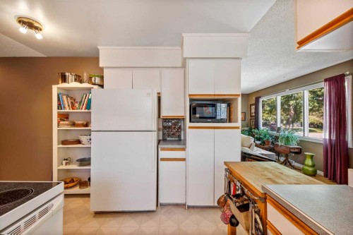 5 Fraser Road Se, Calgary, AB - Indoor Photo Showing Kitchen