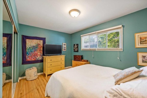 5 Fraser Road Se, Calgary, AB - Indoor Photo Showing Bedroom