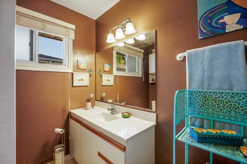 5 Fraser Road Se, Calgary, AB - Indoor Photo Showing Bathroom