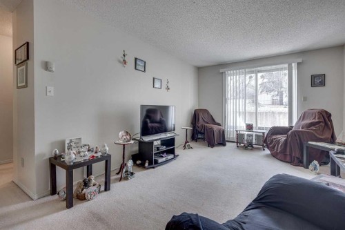 103-41 Bennett Street, Red Deer, AB - Indoor Photo Showing Living Room