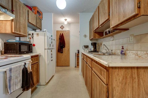 103-41 Bennett Street, Red Deer, AB - Indoor Photo Showing Kitchen With Double Sink