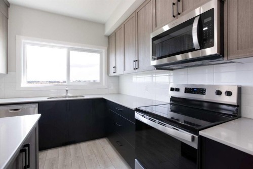 313 Cobblestone Gate Sw, Airdrie, AB - Indoor Photo Showing Kitchen