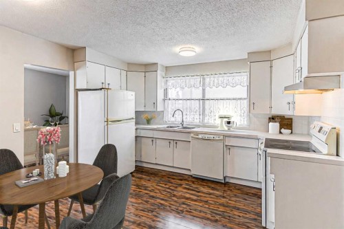 5636 37 Street Sw, Calgary, AB - Indoor Photo Showing Kitchen
