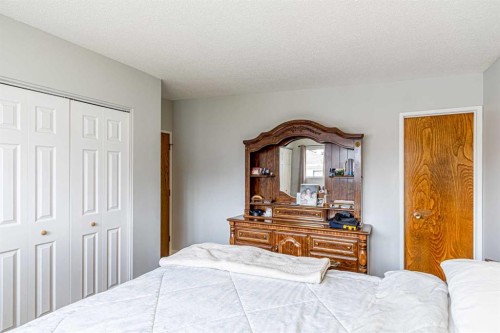 5636 37 Street Sw, Calgary, AB - Indoor Photo Showing Bedroom