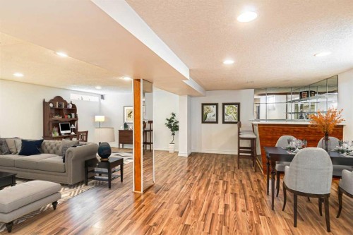 5636 37 Street Sw, Calgary, AB - Indoor Photo Showing Living Room