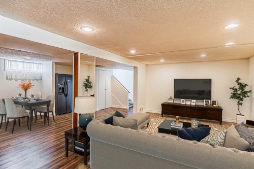 5636 37 Street Sw, Calgary, AB - Indoor Photo Showing Other Room
