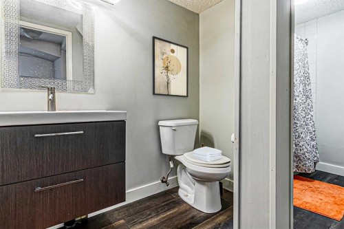 5636 37 Street Sw, Calgary, AB - Indoor Photo Showing Bathroom