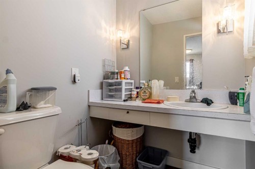 5636 37 Street Sw, Calgary, AB - Indoor Photo Showing Bathroom