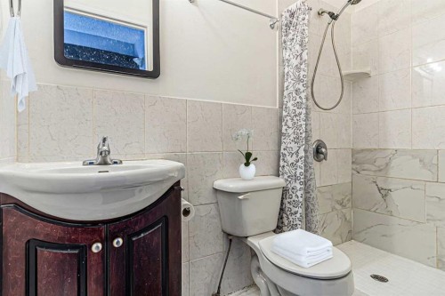 5636 37 Street Sw, Calgary, AB - Indoor Photo Showing Bathroom