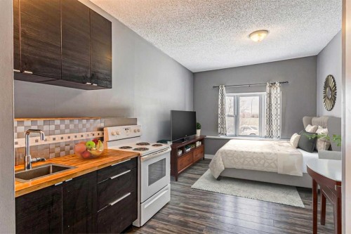 5636 37 Street Sw, Calgary, AB - Indoor Photo Showing Bedroom