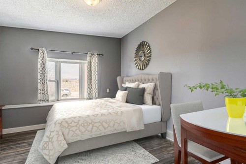 5636 37 Street Sw, Calgary, AB - Indoor Photo Showing Bedroom