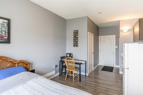 5636 37 Street Sw, Calgary, AB - Indoor Photo Showing Bedroom