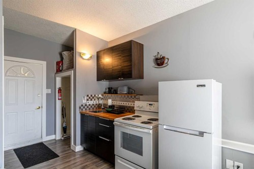 5636 37 Street Sw, Calgary, AB - Indoor Photo Showing Kitchen