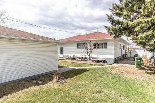 5636 37 Street Sw, Calgary, AB - Outdoor