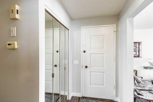 5636 37 Street Sw, Calgary, AB - Indoor Photo Showing Other Room