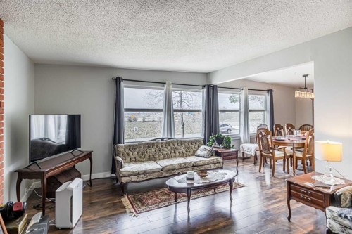 5636 37 Street Sw, Calgary, AB - Indoor Photo Showing Living Room