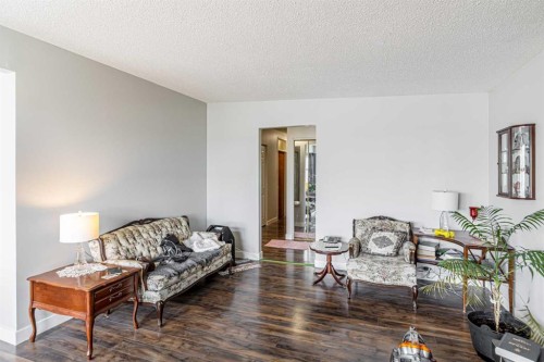 5636 37 Street Sw, Calgary, AB - Indoor Photo Showing Living Room