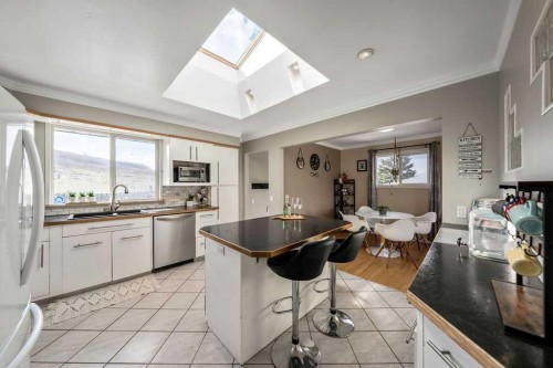 1441 Hunterbrook Road Nw, Calgary, AB - Indoor Photo Showing Kitchen