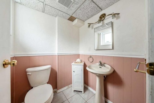 1441 Hunterbrook Road Nw, Calgary, AB - Indoor Photo Showing Bathroom