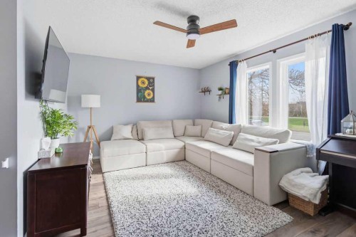 111 Shawglen Road Sw, Calgary, AB - Indoor Photo Showing Living Room