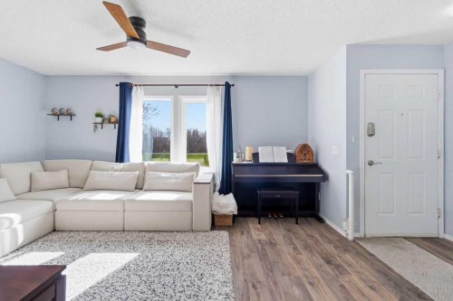 111 Shawglen Road Sw, Calgary, AB - Indoor Photo Showing Living Room