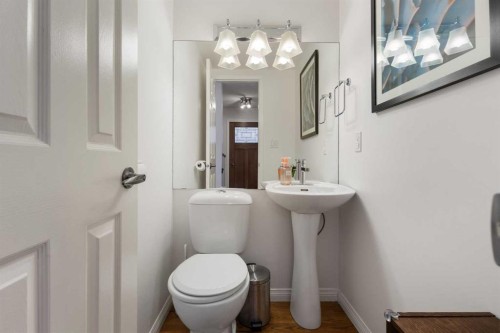 1629 29 Avenue Sw, Calgary, AB - Indoor Photo Showing Bathroom