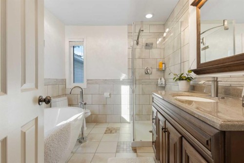 1629 29 Avenue Sw, Calgary, AB - Indoor Photo Showing Bathroom