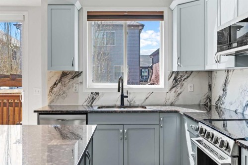 507 Windbrook Heights Sw, Airdrie, AB - Indoor Photo Showing Kitchen With Upgraded Kitchen