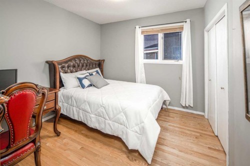 2612 Signal Hill Drive Sw, Calgary, AB - Indoor Photo Showing Bedroom