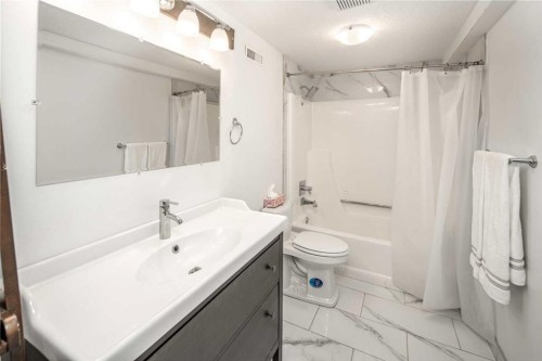 2612 Signal Hill Drive Sw, Calgary, AB - Indoor Photo Showing Bathroom