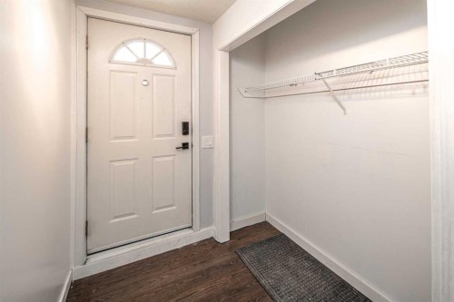 2612 Signal Hill Drive Sw, Calgary, AB - Indoor Photo Showing Other Room