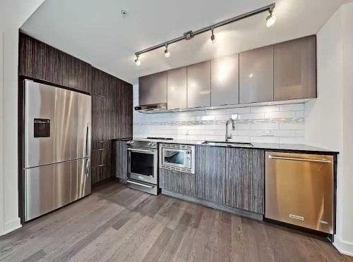 1901-930 6 Avenue Sw, Calgary, AB - Indoor Photo Showing Kitchen With Upgraded Kitchen