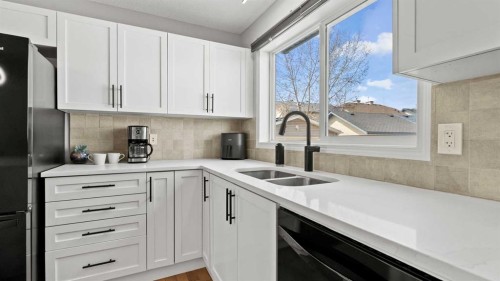 95 Elgin Meadows View Se, Calgary, AB - Indoor Photo Showing Kitchen With Double Sink