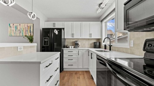 95 Elgin Meadows View Se, Calgary, AB - Indoor Photo Showing Kitchen With Double Sink