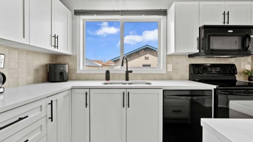 95 Elgin Meadows View Se, Calgary, AB - Indoor Photo Showing Kitchen With Double Sink