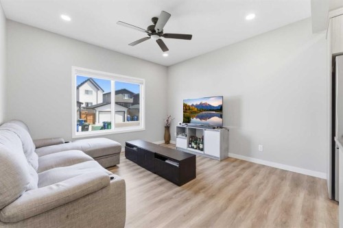 132 Highview Gate Se, Airdrie, AB - Indoor Photo Showing Living Room
