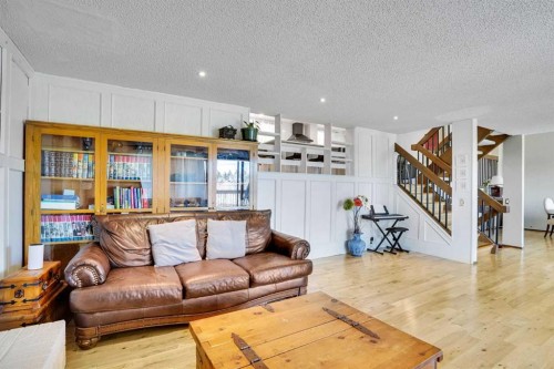 5819 Coach Hill Road Sw, Calgary, AB - Indoor Photo Showing Living Room