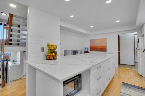 5819 Coach Hill Road Sw, Calgary, AB - Indoor Photo Showing Kitchen