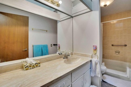 5819 Coach Hill Road Sw, Calgary, AB - Indoor Photo Showing Bathroom