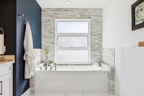 2205 3 Avenue Nw, Calgary, AB - Indoor Photo Showing Bathroom