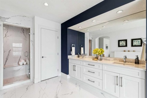 2205 3 Avenue Nw, Calgary, AB - Indoor Photo Showing Bathroom