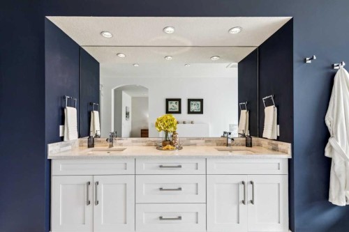 2205 3 Avenue Nw, Calgary, AB - Indoor Photo Showing Bathroom